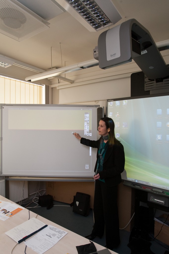 Tahvlid Promethean (vasakul) ja SMART Board (paremal) – kevadkonverentsil tutvustati kahte tahvlit, milles valge kriit pole enam standardvarustuses. Pildil on Victoria Allen, kes selgitab, kuidas Promethean tahvli võimalusi kasutatakse õppetöös Devonporti Poiste Keskkoolis (Devonport High School for Boys).
